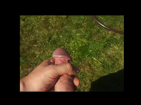 ❤️ A boazona se fode e se ejacula com um esguicho em um jardim de verão Porno doméstico em nós ﹏