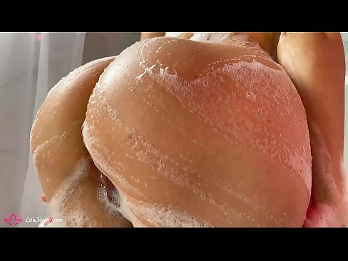 ❤️ Brunette Masturbates Pussy com Vibrador para Orgasmo Intenso no Chuveiro Porno doméstico em nós ﹏