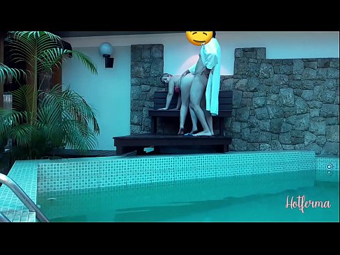 ❤️ Chefe convida empregada para a piscina, mas não conseguiu resistir a um Porno doméstico em nós ﹏