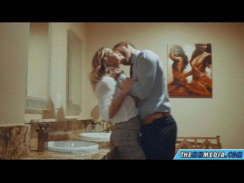 ❤️ Quando uma loira peituda o seduz em um banheiro público Porno doméstico em nós ﹏
